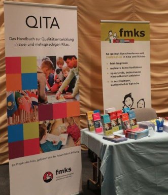 QITA "Qualität in zwei- und mehrsprachigen Kitas" am fmks-Fachtagstand